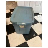 Rubbermaid 18 gallon tote with lid