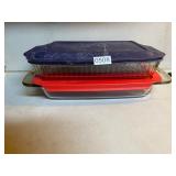 2 pyrex baking dishes with lids