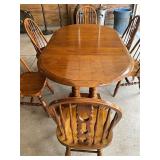 Beautiful oak table, two leaves, six chairs