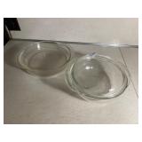 Clear Pyrex pie plate and 1 1/2qt dish with lid