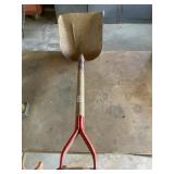 Large scoop shovel