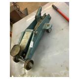 Portable hydraulic floor jack