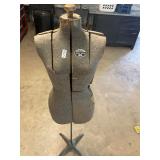Adjustable dress form