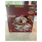 32 piece Gipson Mistletoe Dishes