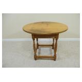 Lane Round Side / End Table w Turned Legs