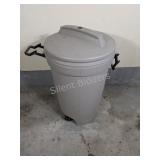 Rubbermaid 121 L (32 Gallon) Outdoor Trash Can