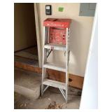 200 lb Capacity 4 Foot Ladder