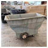 Rubbermaid Rolling Tilt Truck Cart