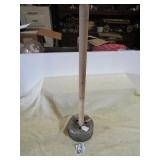 WOOD HANDLE CLOTHES DASHER