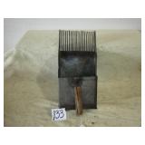 METAL CRANBERRY SCOOP