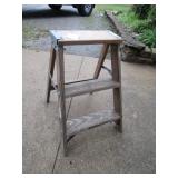 WOOD 2 STEP LADDER