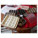 5 MUFFIN PANS ; DEVIL EGG TUPPERWARE CARRIER