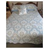 QUEEN SIZE MACHINE SEWN BED SPREAD W/ PILLOWS