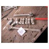 8 SWIVEL HEAD SOCKETS ; 2 RACHETS