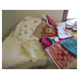 TABLE COVERING ; HOLIDAY POT HOLDERS