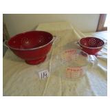 2 RED STRAINER PANS; PYREX MEASURING CUPS