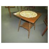 TURNED LEG PARLOR LAMP TABLE