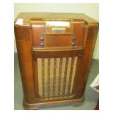 1930'S FLOOR MODEL RADIO ,RECORD PLAYER