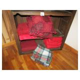 DECOR PILLOWS ; HOLIDAY THROWS