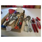 FLAT FULL KITCHEN UNTENSILS INCLUDING KITCHEN AID