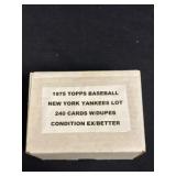 (240) 1975 Topps New York Yankees