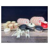 Clinton-Globe Childï¿½s Plates, Cups, Pans
