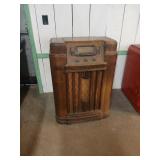 Vintage Tube Radio With Wood Cabinet