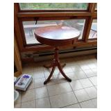 Round Pedestal Side Table, 20x25.5 Inches