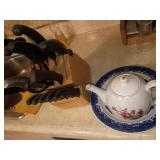 Block Set With Knives and Ceramic Teapot