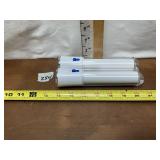 2 FLASHLIGHTS (WORKS) (BATTERIES NOT INCLUDED)
