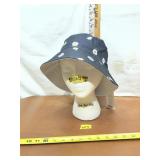 REVERSIBLE BUCKET HAT