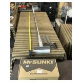NEW IN BOX EXTENDABLE SQUEEGEE