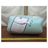 BRAND NEW IN PACKAGE AREA RUG 6' X 8'