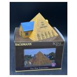 Bachmann SceneScapes ï¿½Tut Hut Souvenirsï¿½ Roadside