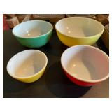 Set of 4 Pyrex nesting bowls