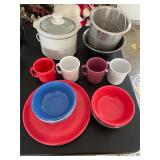 Small croc pot with plastic dishes