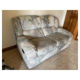 Double-reclining loveseat