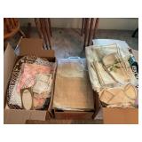 Assorted Vtg table cloths, napkins, placemats
