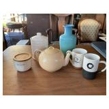 Vase, teapot, cups