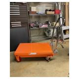 Hydraulic scissor table