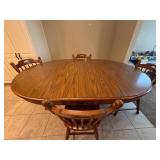 Dinning room Table with 2 leaves and 4 Chairs