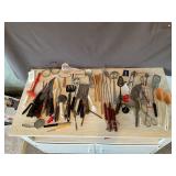 Assorted utensils