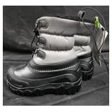 Kid's size 9/10 snow boots.