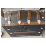 Antique steamer trunk with interior tray,