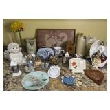 Group of decorative accessories, tray, figures