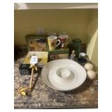 Group of decorative accessories, holiday plates &