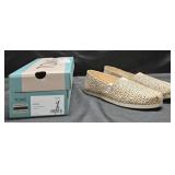 Women's size 6.5 Tom's shoes
