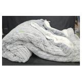 Bedding out of package: Full/Queen size plush