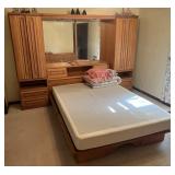 Golden oak queen bedroom set with S-Cape