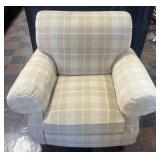 Thomasville overstuffed armchair, 44' x 40' x 35'